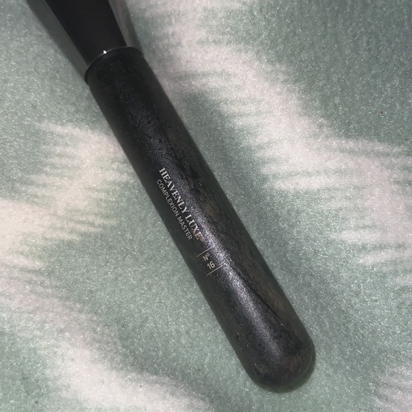 It cosmetics heavenly luxe complexion master brush - Picture 4 of 5